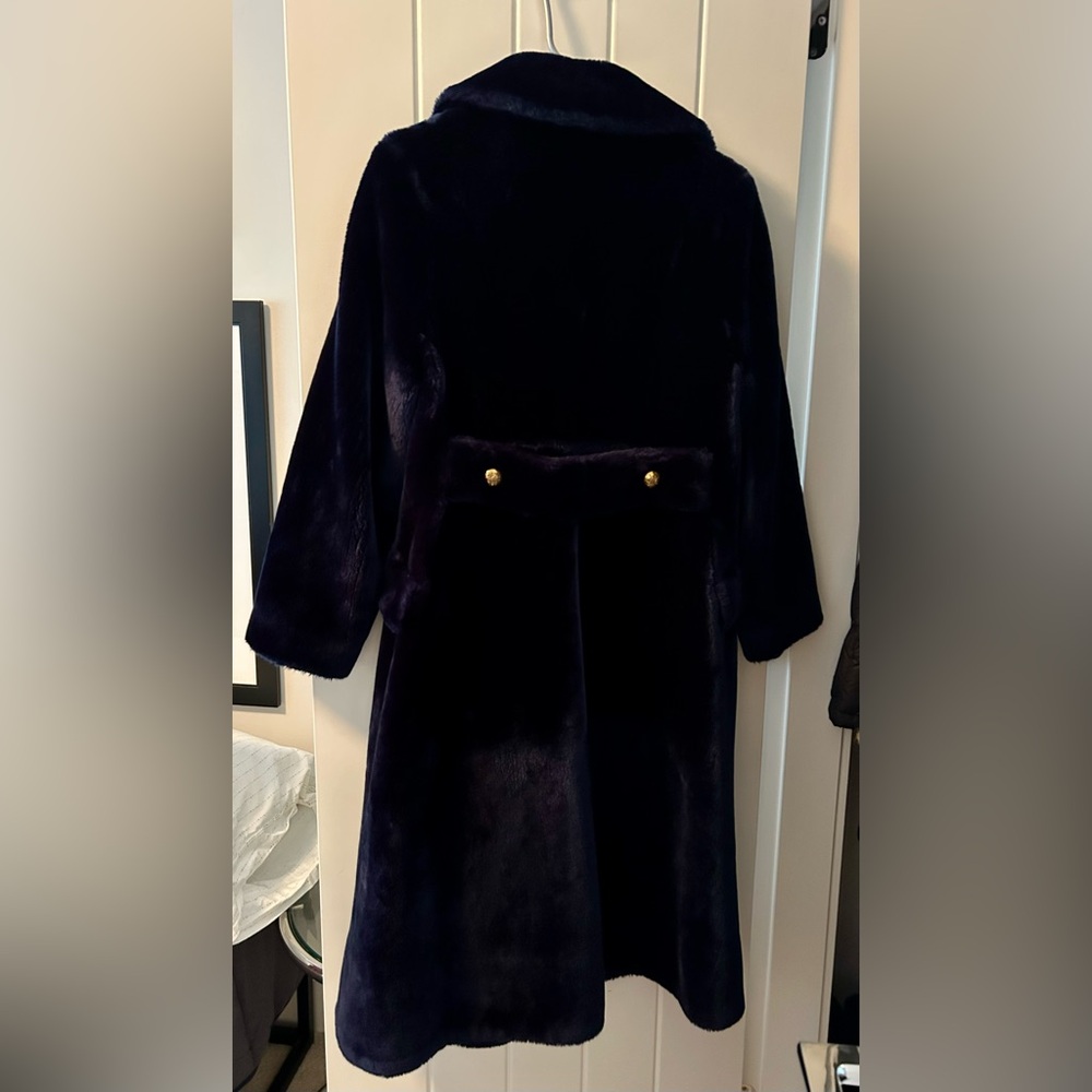 VINTAGE - Luxurious Navy Teddy Coat with Gold Accents - Picture 4 of 8